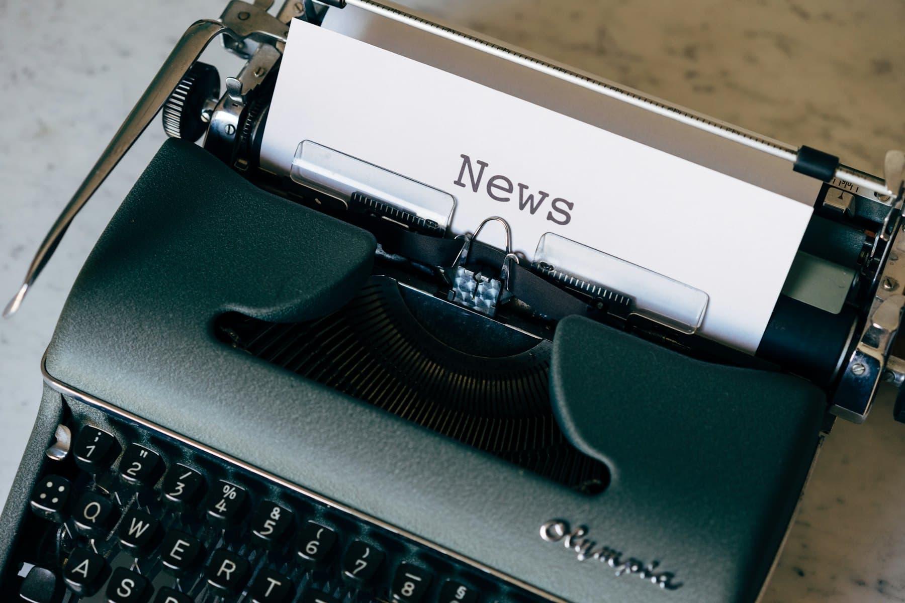 Daktiloya takılmış, üzerinde News yazan bir kâğıt